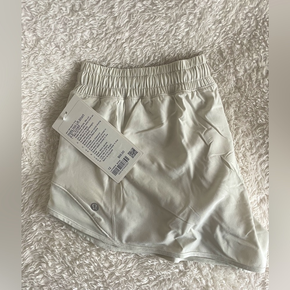 Lululemon Hotty Hot Low Rise Shorts 2.5 Size 12 Color Bone NWT